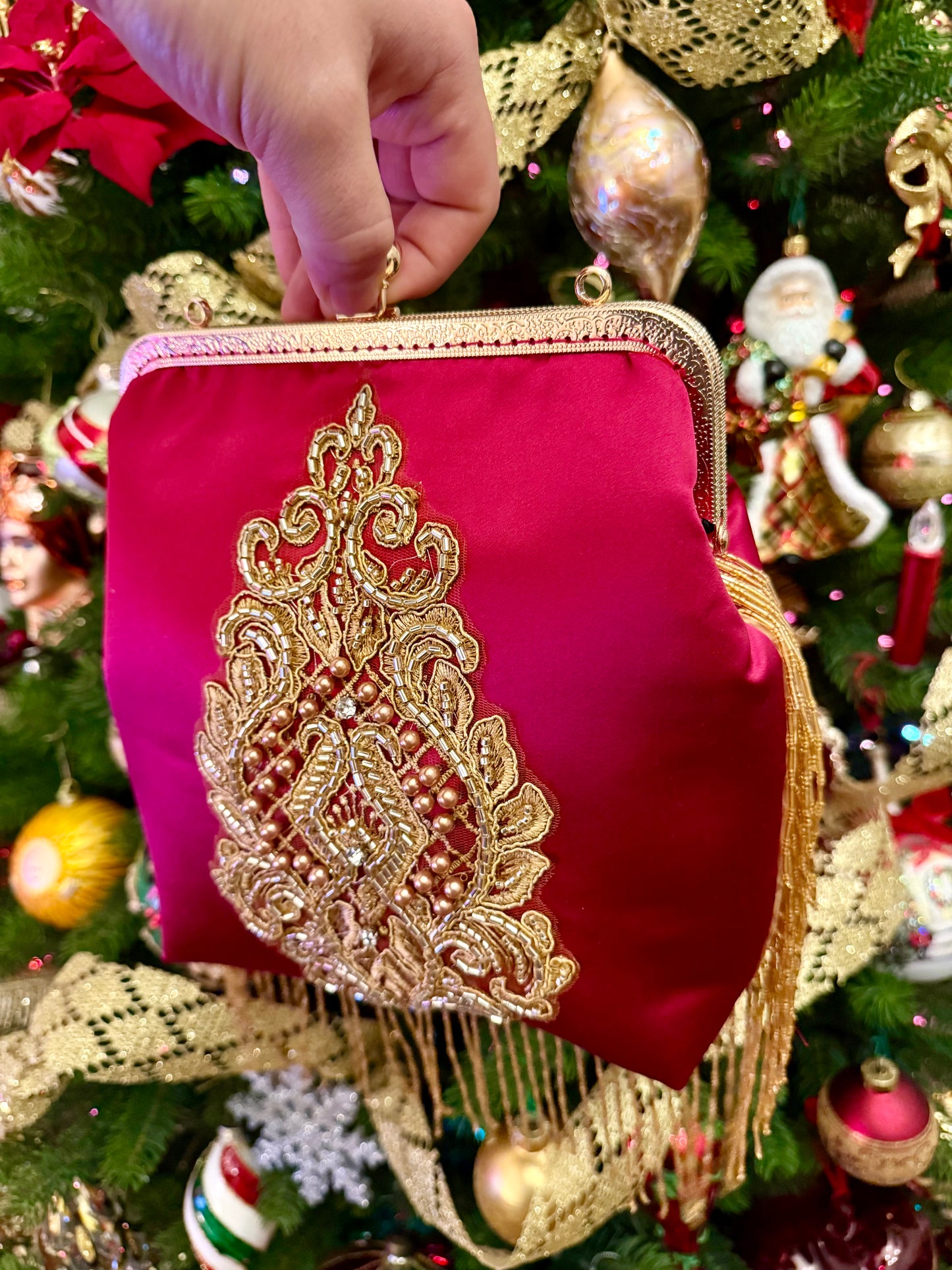 Pochette Couture in Seta Rossa con Ricamo Barocco Oro