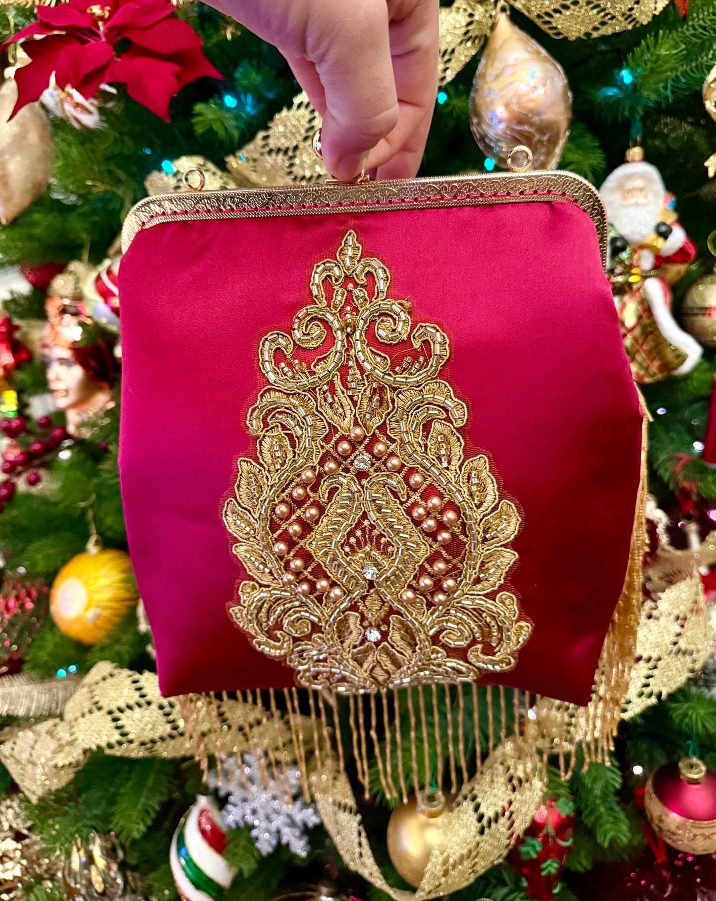 Pochette Couture in Seta Rossa con Ricamo Barocco Oro