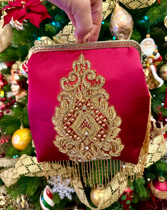 Pochette Couture in Seta Rossa con Ricamo Barocco Oro e Frange – Made in Italy