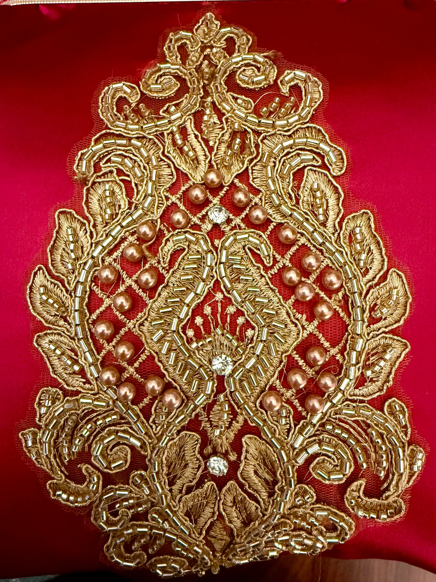 Pochette Couture in Seta Rossa con Ricamo Barocco Oro