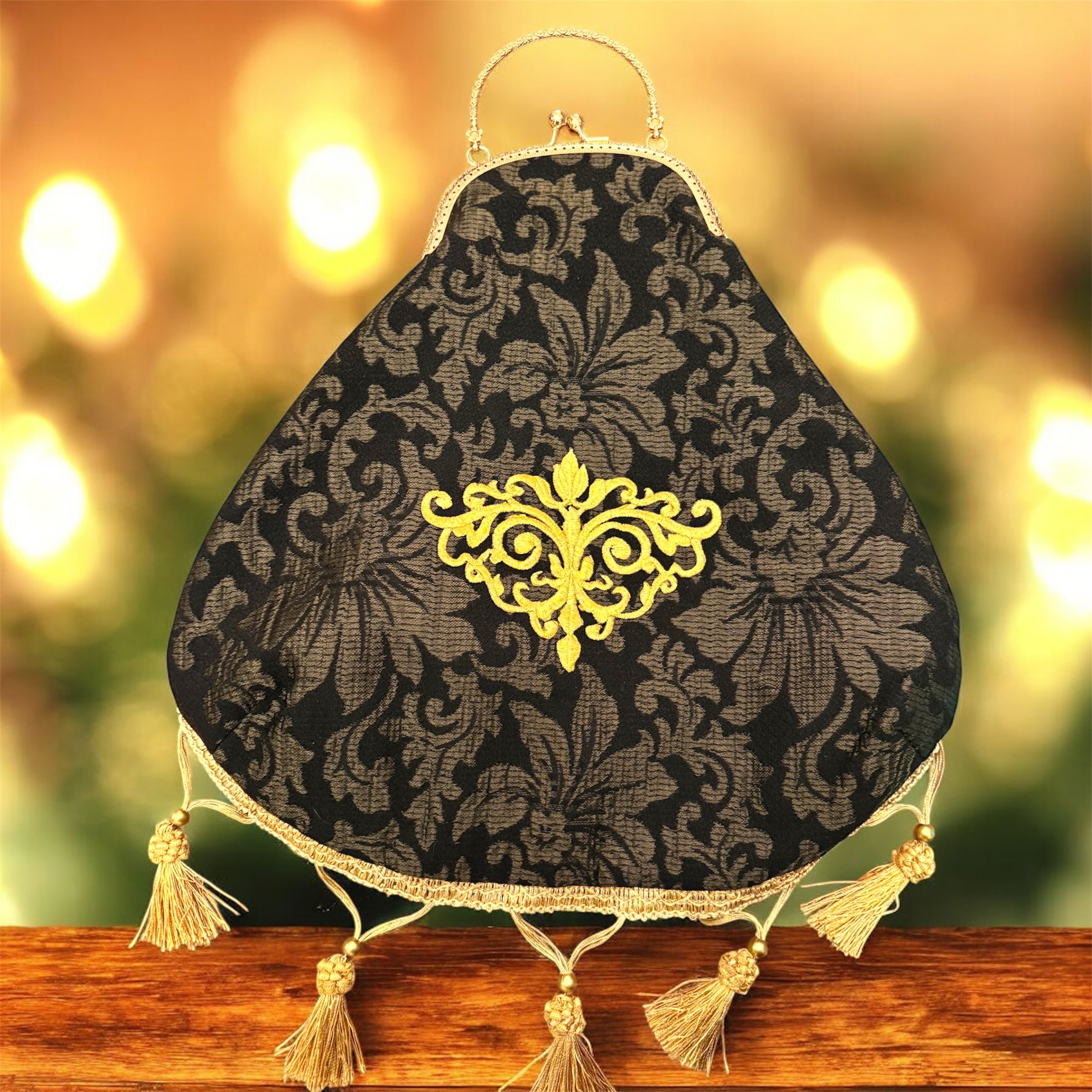 Borsa donna in broccato nero con frange dorate
