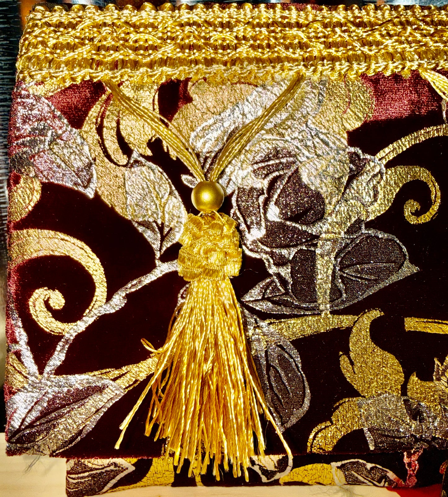 Dettaglio pochette couture Gianluca Lo Paro con nappe dorate e ricami oro e argento 2