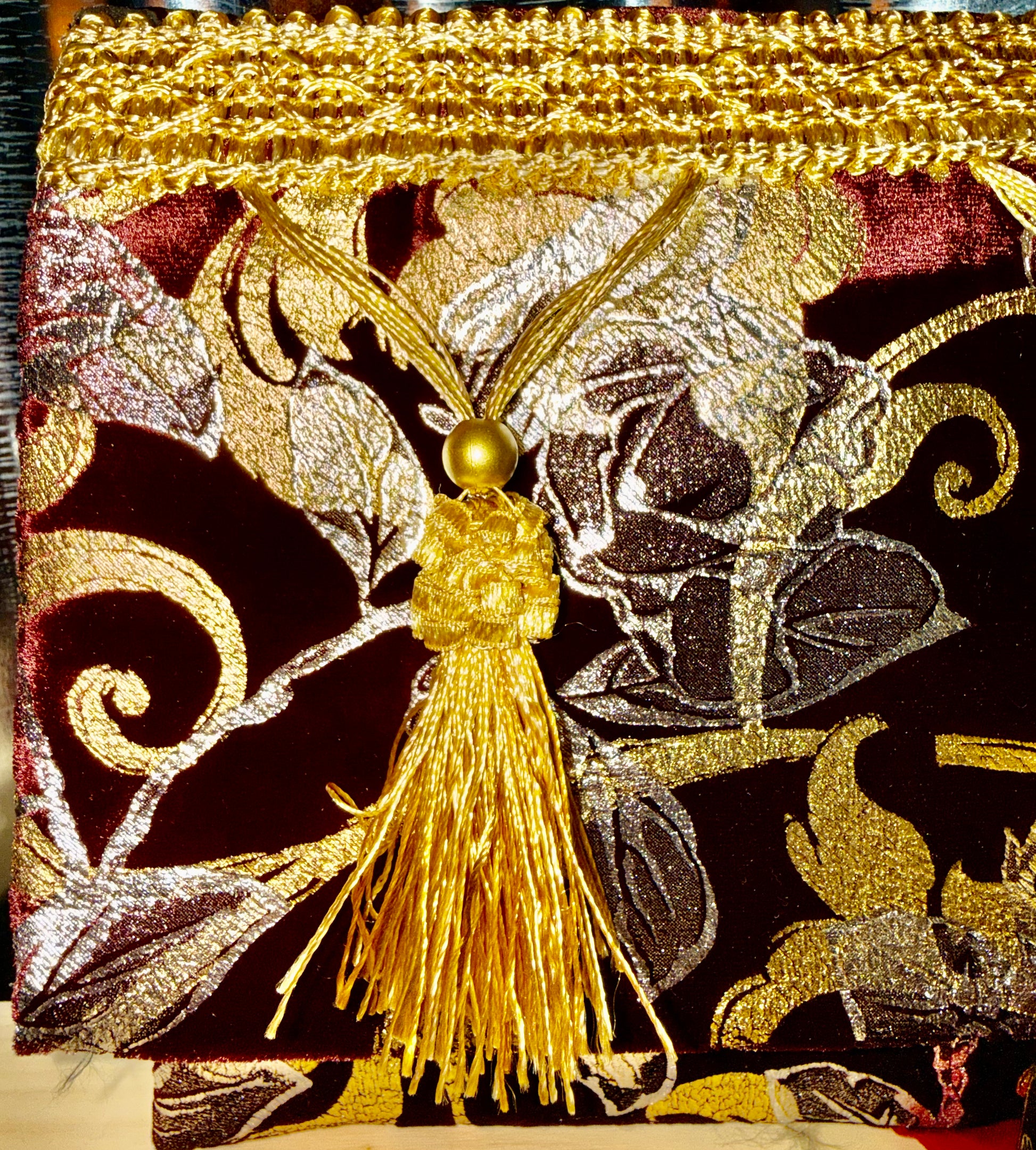 Dettaglio pochette couture Gianluca Lo Paro con nappe dorate e ricami oro e argento 2