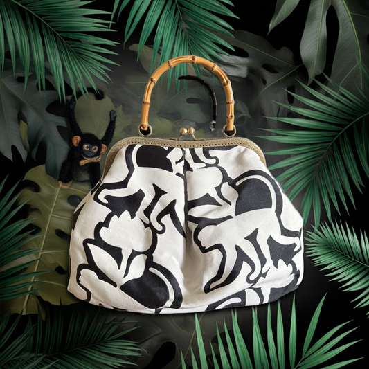 Borsa “Black and White Monkey” con Manico in Bambù – Design Tropicale Bianco e Nero
