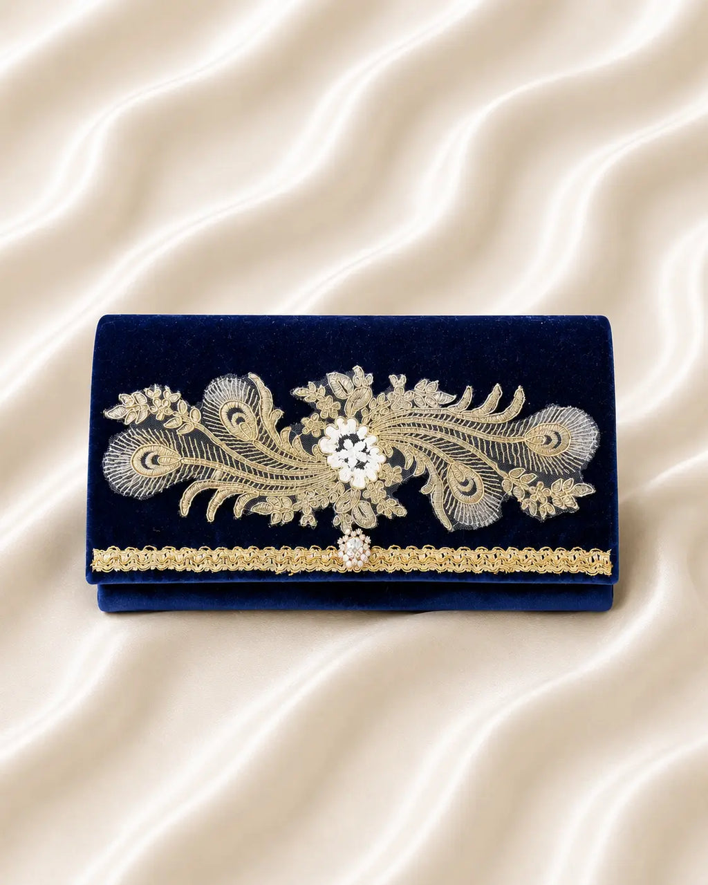 Velluto blu con ricamo barocco oro