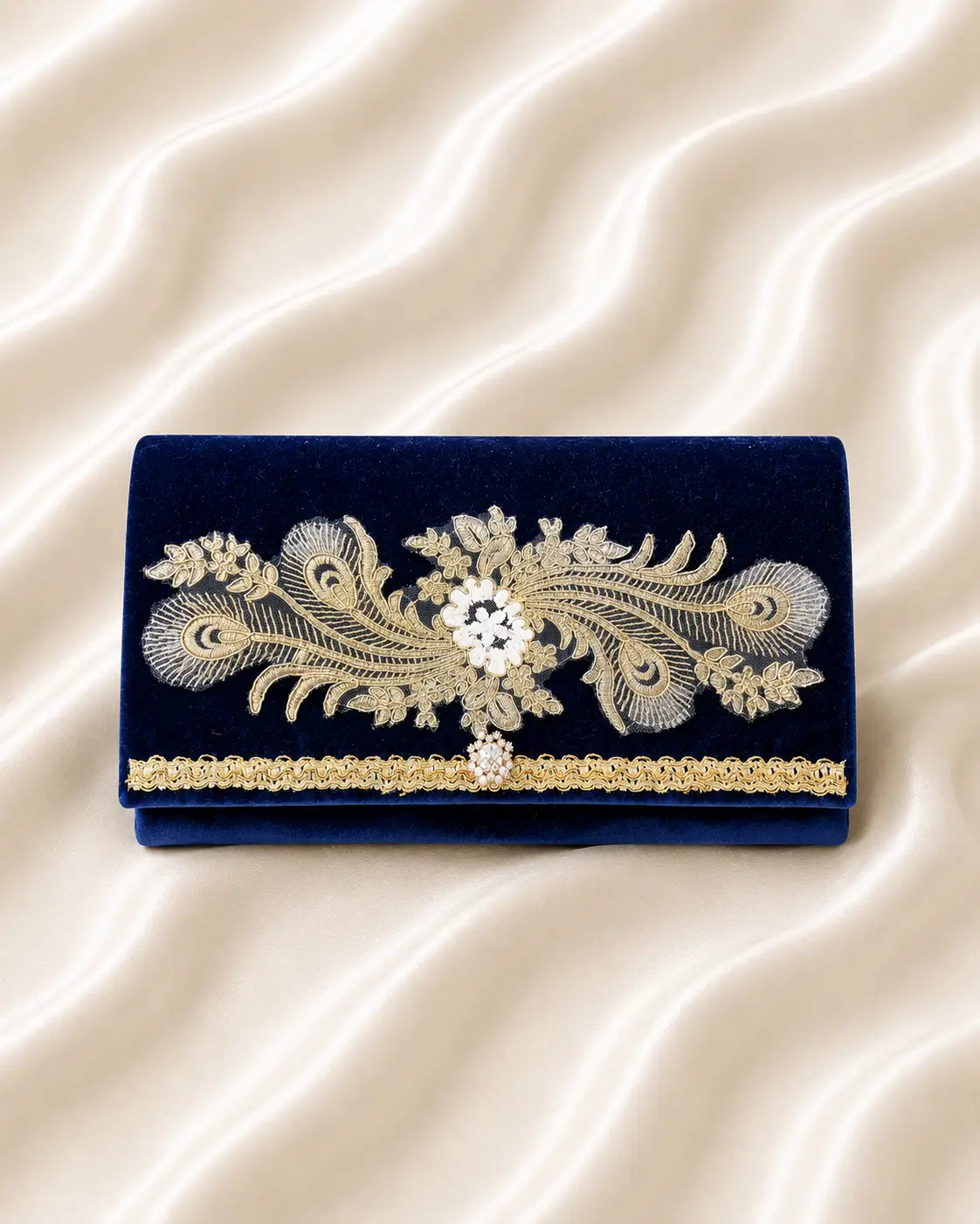 Velluto blu con ricamo barocco oro