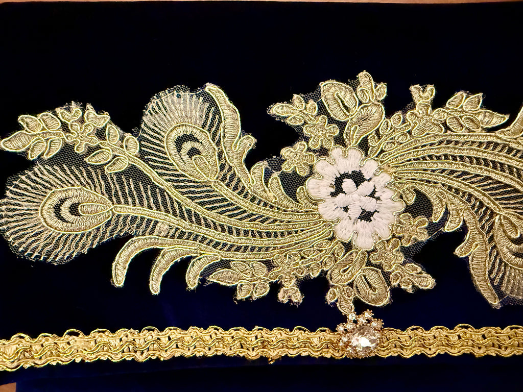 Pochette in velluto blu con ricamo barocco oro2