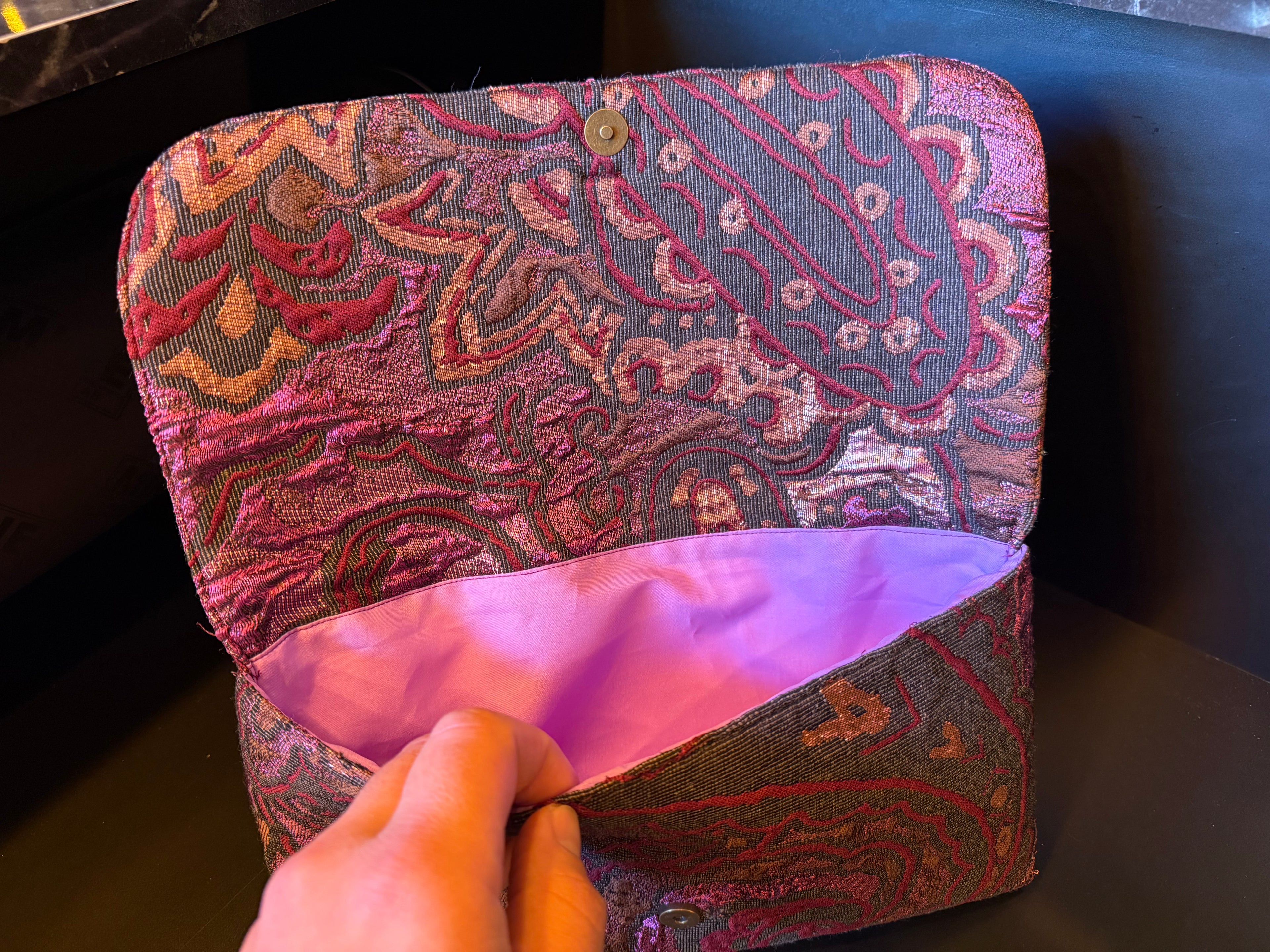 Pochette jacquard rubino con farfalla ricamata 3
