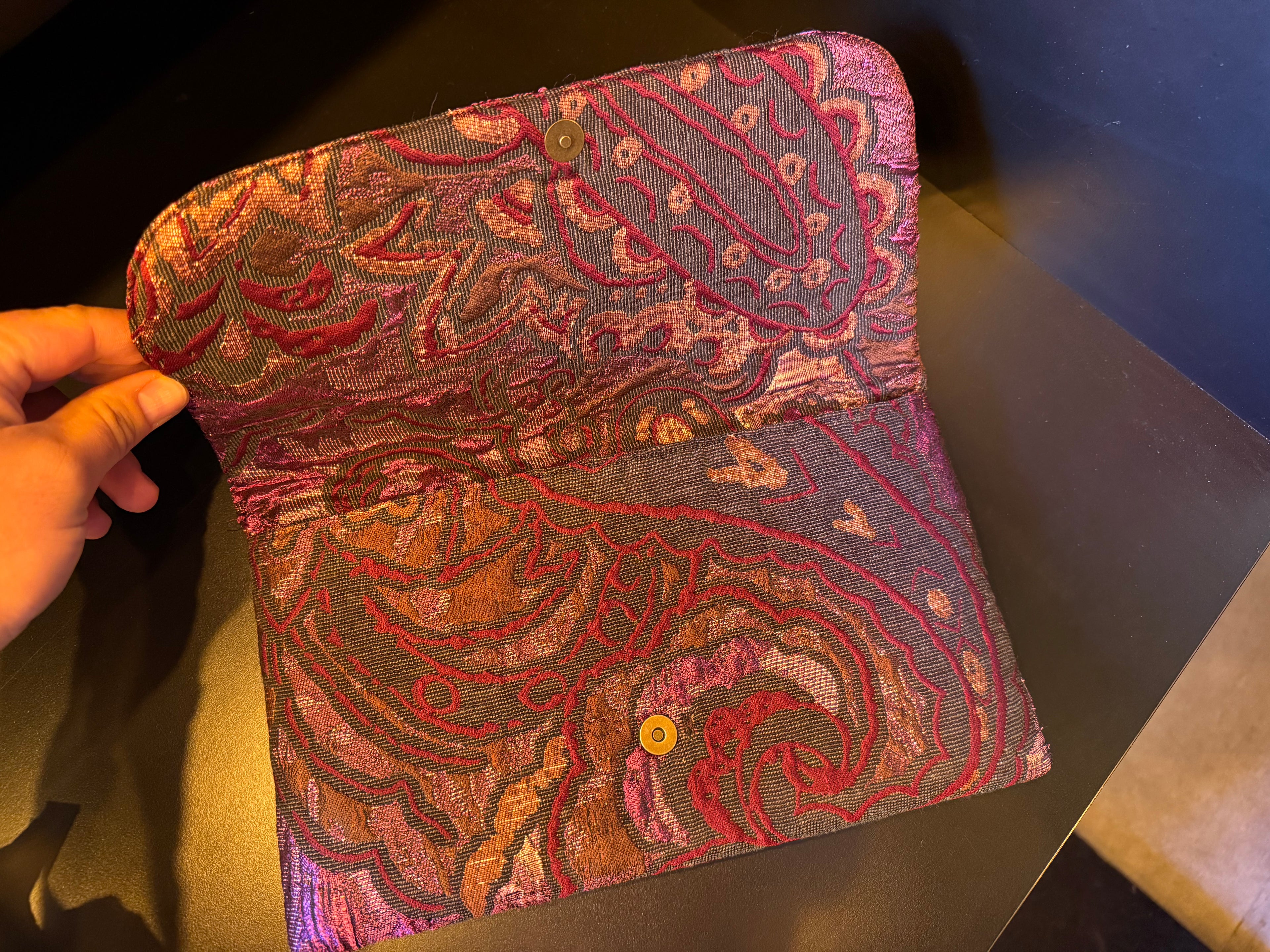 Pochette jacquard rubino con farfalla ricamata 4